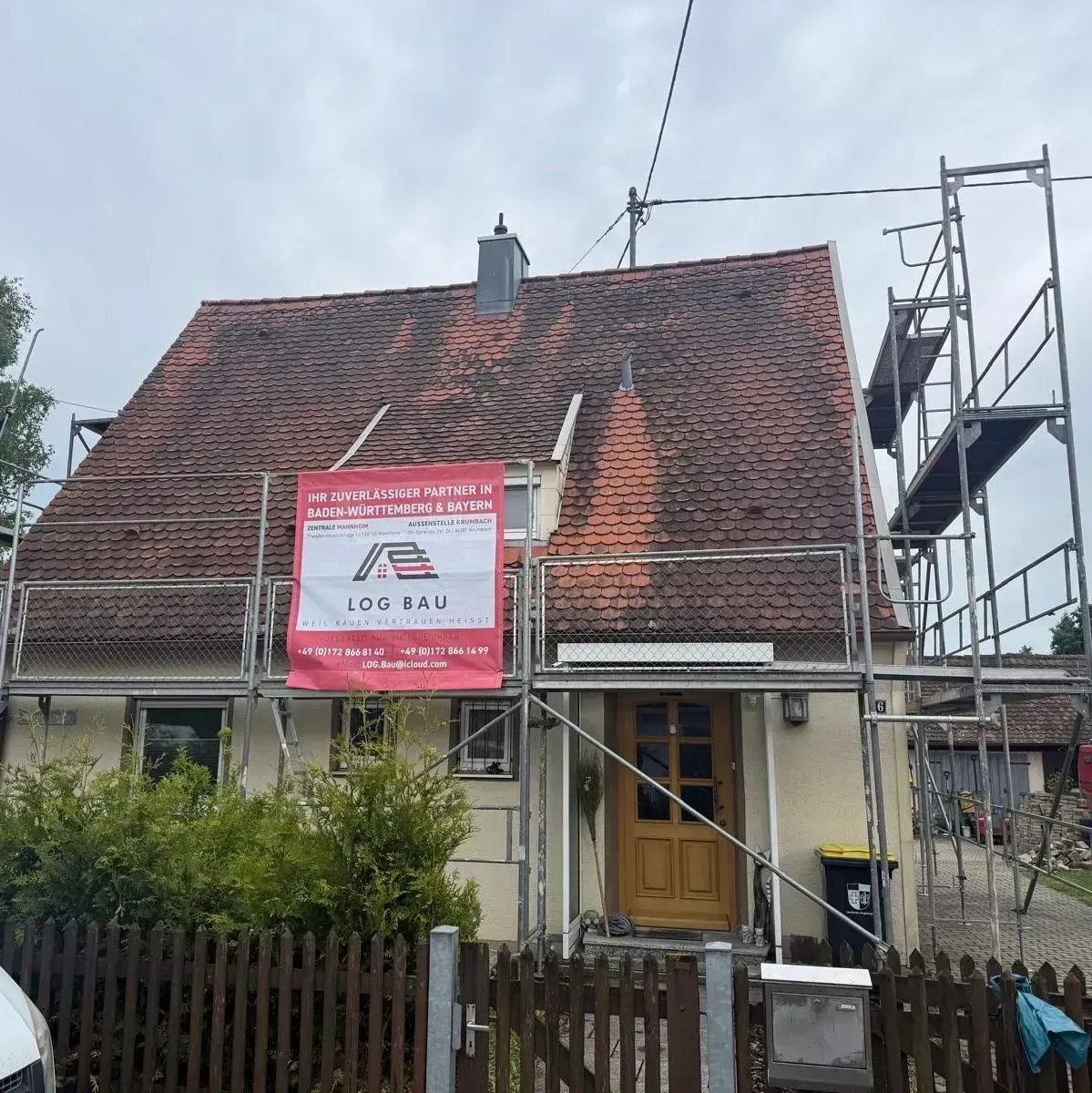 Beeindruckende Komplettsanierung: Neues Dach und strahlend weiße Fassade aus einer Hand