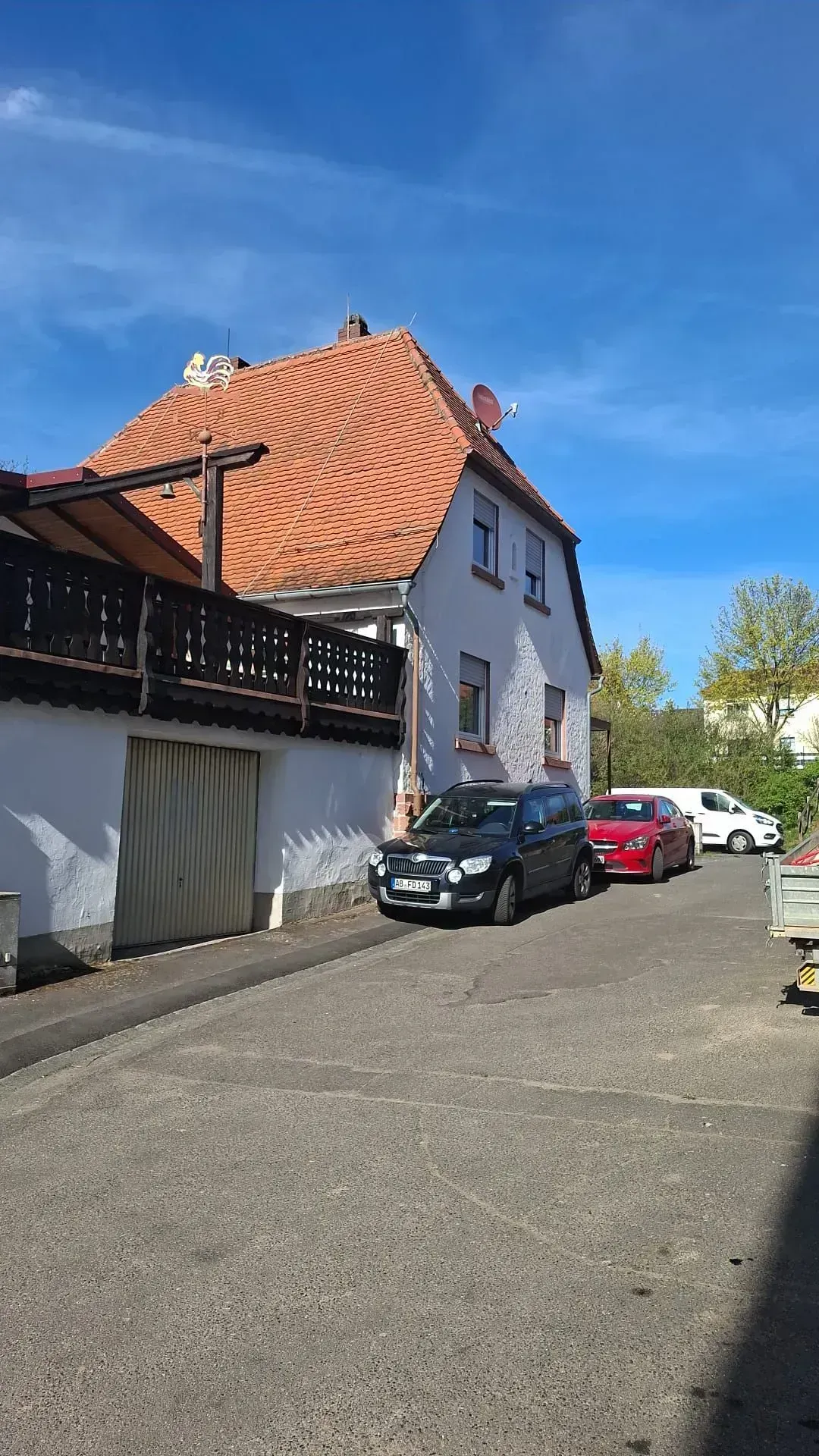 Aufwendige Dachsanierung: Moderner Ziegelwechsel und exklusive Turmverkleidung aus Meisterhand